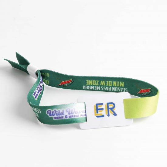 bracelet tissé coloré comme bon de ticket